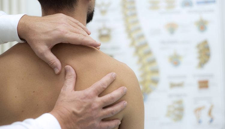 مراجعه به پزشک برای درمان کشیدگی تاندون شانه