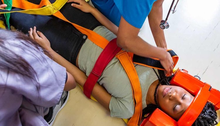 مراجعه به پزشک برای آسیب ستون فقرات