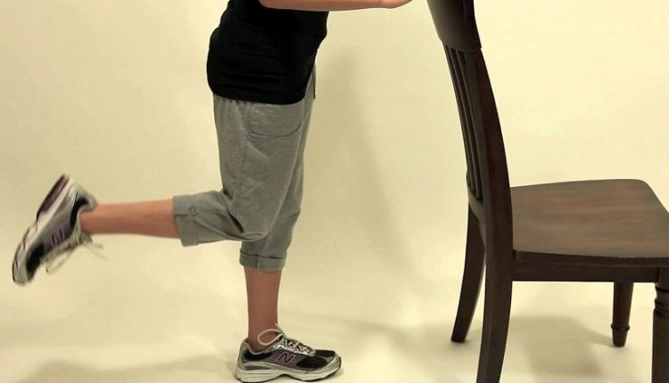 کشش عضلات همستریک در حال ایستاده - ورزش موثر برای تقویت زانو