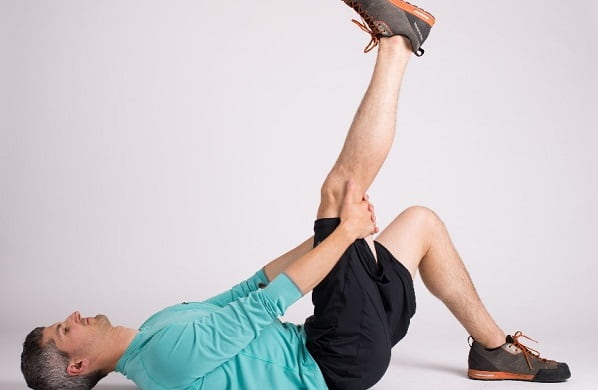 بلند کردن پاها به صورت صاف - ورزش موثر برای تقویت زانو